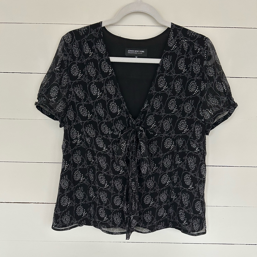 Jones New York Short Sleeve Black Blouse With White Flowers Printed all Over. - Picture 1 of 4